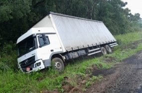 Caminhão tomba contra barranco após sair da pista na SC-452
