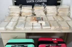 Jovem é presa com 54 kg de cocaína após veículo ser abordado em fiscalização
