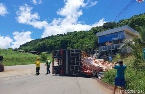 Caminhão carregado com bebidas tomba ao acessar rotatória 