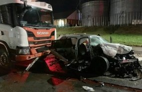 Colisão entre carro e carreta deixa quatro feridos na BR-470