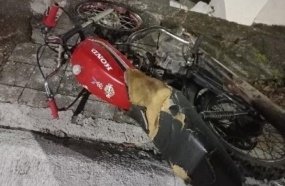 Motocicleta irregular é apreendida após provocar acidente e fugir do local 