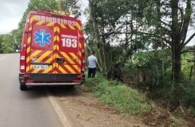 Motorista tomba veículo fora da pista após cochilar ao volante na SC-452 