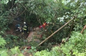 Adolescente de 16 anos morre após carro despencar de ribanceira