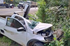 Motorista de picape morre após colisão frontal contra carreta na BR-153