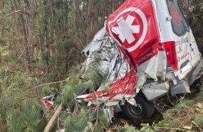 Motorista morre após ambulância sair da pista e colidir contra árvores na BR-282