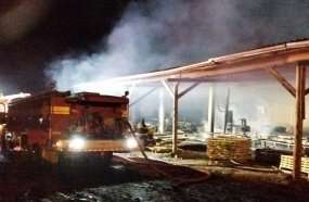 Bombeiros combatem incêndio em madeireira em Campos Novos