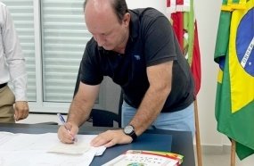 Prefeito de Herval d’Oeste recebe escrituras do novo Distrito Industrial