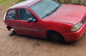 Carro furtado é encontrado depenado às margens da BR-470