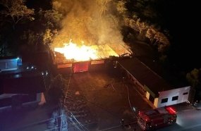 Incêndio de grandes proporções destrói metade de madeireira 