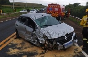 Carro capota após colisão contra mureta de ponte em Campos Novos