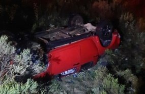 Caminhonete com quatro pessoas capota após sair da pista na BR-153