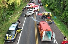 Quatro pessoas morrem em duas ficam feridas em grave acidente na BR-282