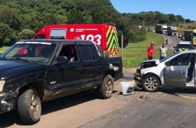 Colisão entre carro e caminhonete deixa uma pessoa ferida no trevão de Irani