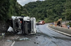 Carreta tomba após colidir em paredão de rochas na BR-116