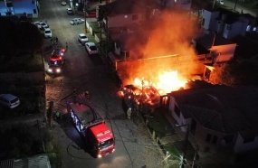 Moradores escapam pela janela após casa pegar fogo em Irani 