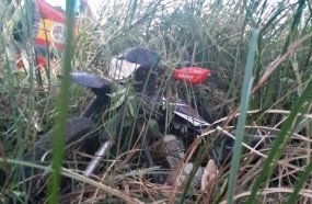 Casal fica ferido após carro jogar motocicleta para fora da pista na SC-452