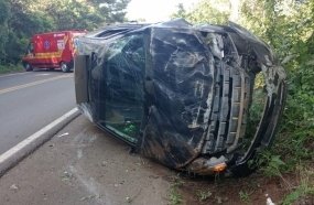 Motorista é ejetado de veículo durante capotamento na SC-135