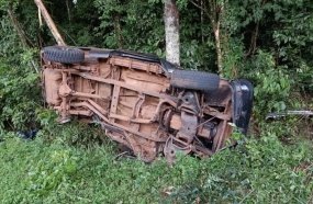 Motorista morre após caminhonete colidir contra árvores na BR-153