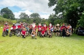 Papai Noel motoqueiro entrega mais de 500 cestas de Natal no interior de Joaçaba