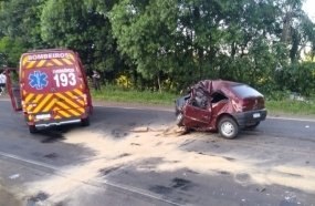 Colisão entre carro e caminhão deixa três jovens mortos no Oeste 