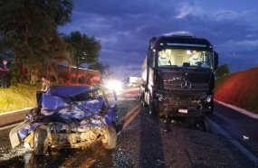 Idoso morre em colisão frontal entre picape e caminhão na BR-153