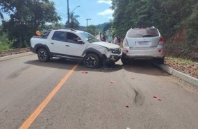 Motorista fica ferido após colidir em carro estacionado