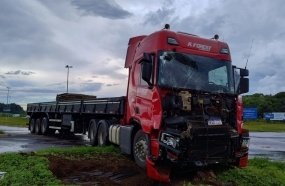 Colisão entre carretas mobiliza Bombeiros no trevão de Irani 