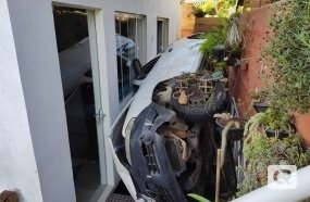 Carro fica prensado entre muro e casa após sair da pista em Herval d´Oeste