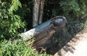 Veículo tomba em barranco após sair da pista no Acesso Adolfo Ziguelli