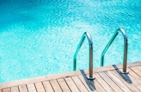 Menina de 2 anos é resgatada inconsciente após se afogar em piscina