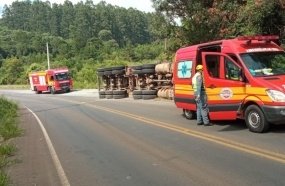 Carreta carregada de pó de brita atinge picape após tombar na SC-135