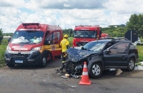 Colisão entre carro e caminhão deixa dois feridos em Campos Novos