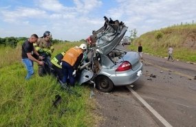 Colisão entre carro e caminhão tira a vida de jovem de 24 anos na BR-153