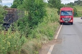 Motorista fica ferido após carreta sair da pista na BR-470