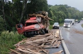 Motorista fica ferido após caminhão colidir na traseira de carreta na BR-470