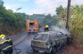 Carro é destruído por incêndio após colisão contra poste de energia elétrica