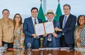 Lula sanciona lei que restringe uso de celular em escolas