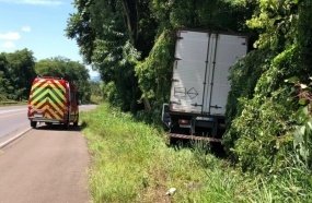 Saída de pista de caminhão mobiliza Bombeiros Voluntários na BR-153