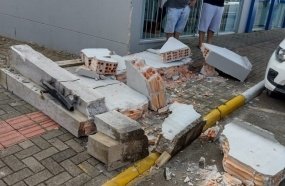 Caminhão derruba muro sobre pedestre, que morre no acidente