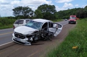 Colisão entre carro e caminhão deixa mulher e duas crianças feridas na BR-282