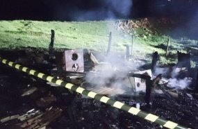 Jovem morre carbonizado após casa pegar fogo durante a madrugada 