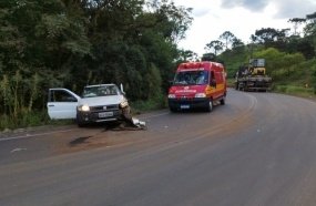 Idoso fica ferido após colisão entre picape e caminhão 