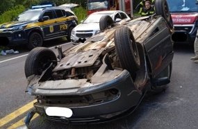Motorista é socorrido por Bombeiros após capotar carro na BR-282