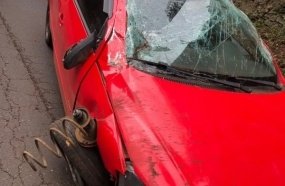 Mulher fica ferida após carro colidir contra barranco e capotar na BR-153