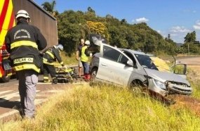 Colisão entre carro e carreta deixa casal ferido na BR-153