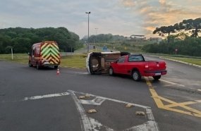 Carro da Saúde tomba após ser atingido por picape no trevão de Irani