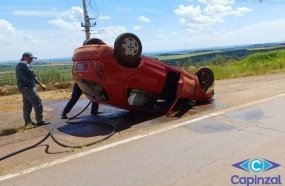 Gestante e criança são socorridas após carro capotar na SC-390