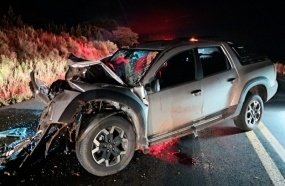 Idoso fica ferido após colidir picape na traseira de carreta na BR-282 