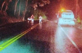 Motorista fica ferido após capotar veículo durante a chuva na SC-453