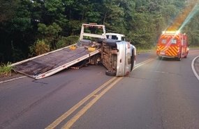 Mulher é atingida por carro que tombou após bater em guincho na SC-390